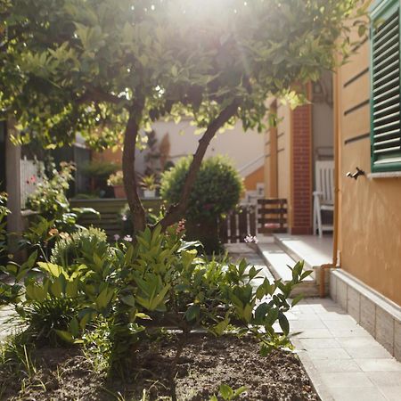 Rare Durres Apartment With Private Parking & Garden Kültér fotó