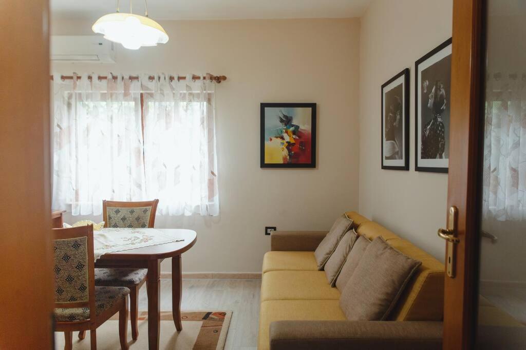 Rare Durres Apartment With Private Parking & Garden Kültér fotó