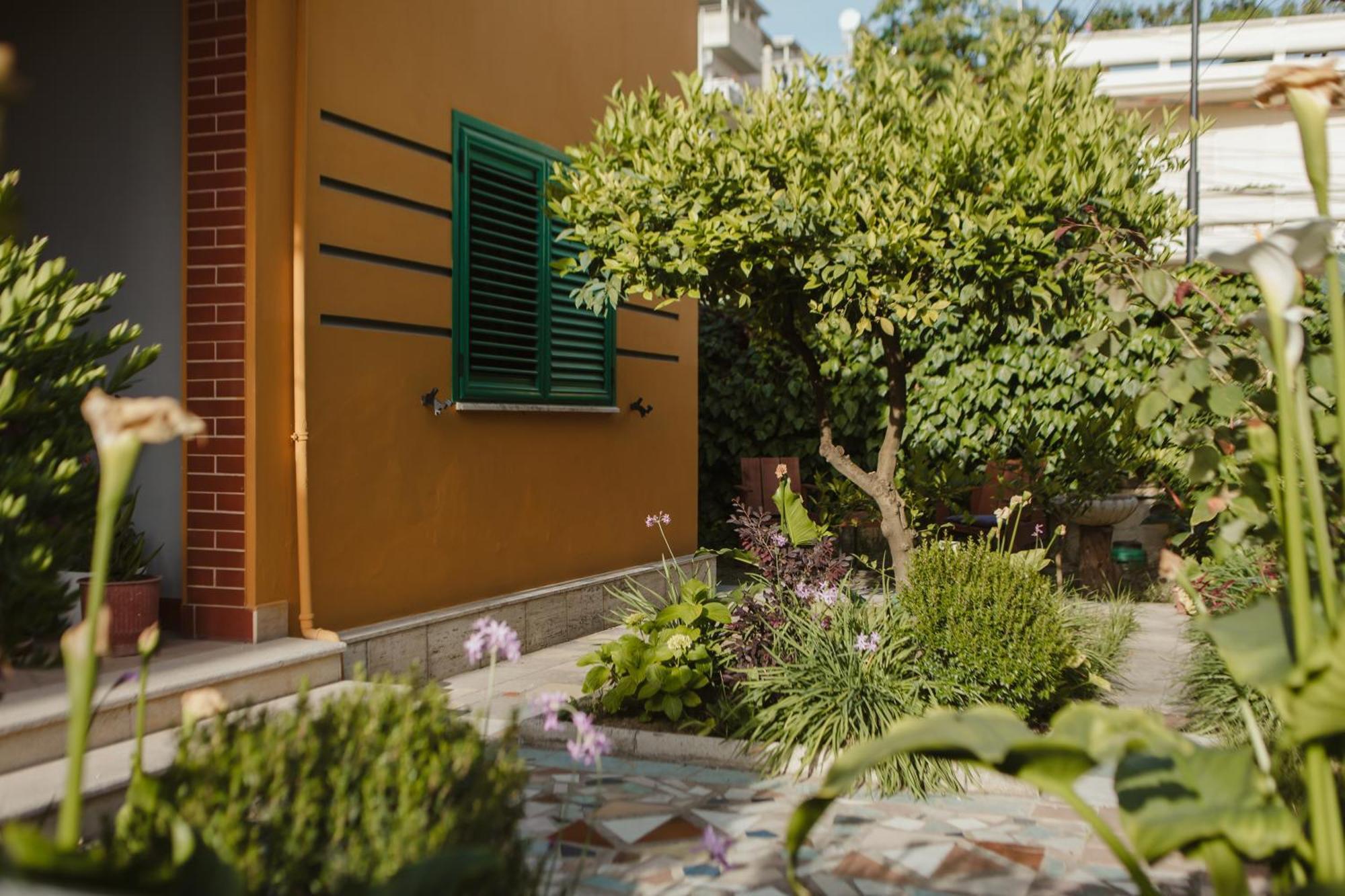 Rare Durres Apartment With Private Parking & Garden Kültér fotó